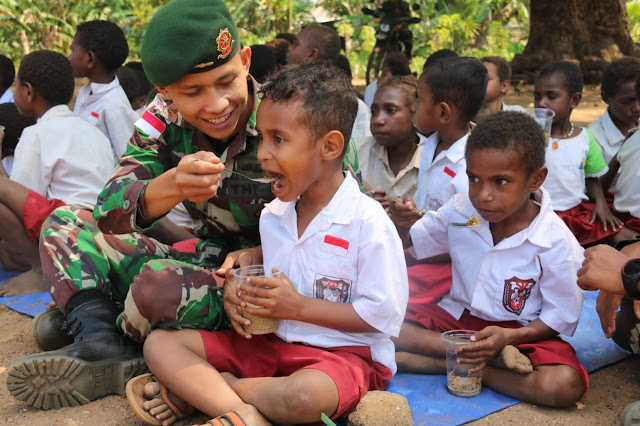   Peringati Hari Anak Sedunia, Satgas Yonif 411 Kostrad Gelar Kegiatan di Sekolah Perbatasan