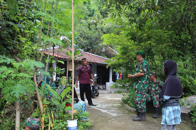 Danramil Cawas Bersama Kades Burikan Cek Longsor Bukit Putih