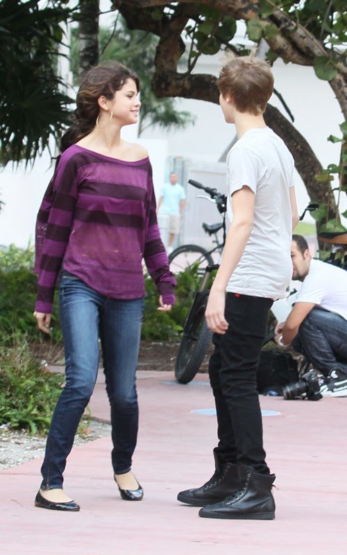 selena gomez and justin bieber on beach. Justin Bieber and Selena Gomez