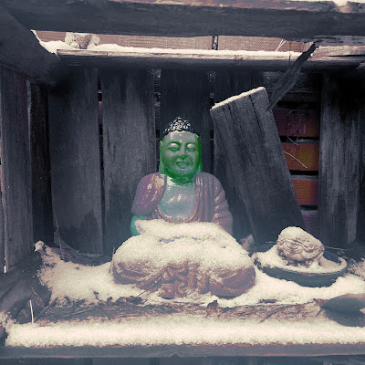 Besneeuwde beschilderde boeddha