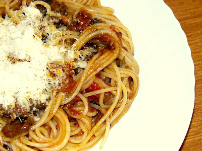 Pasta con salsa de tomates y berenjenas