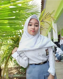 Siswi SMA Cantik Berjilbab