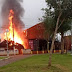 Casa é destruída pelo fogo no centro de Fênix