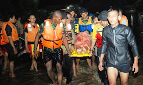 Tim SAR Paskhas sedang melakukan evakuasi warga masyarakat yang sedang hamil tua  warga Desa Racatungku, Kampung Sayang rt 03 Rw 08 Pameungpeuk, Banjaran. Kabupaten Bandung, baru-baru ini. (pen paskhas)