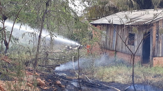 Incêndio atinge mata próximo a residências no bairro Nacional em Porto Velho