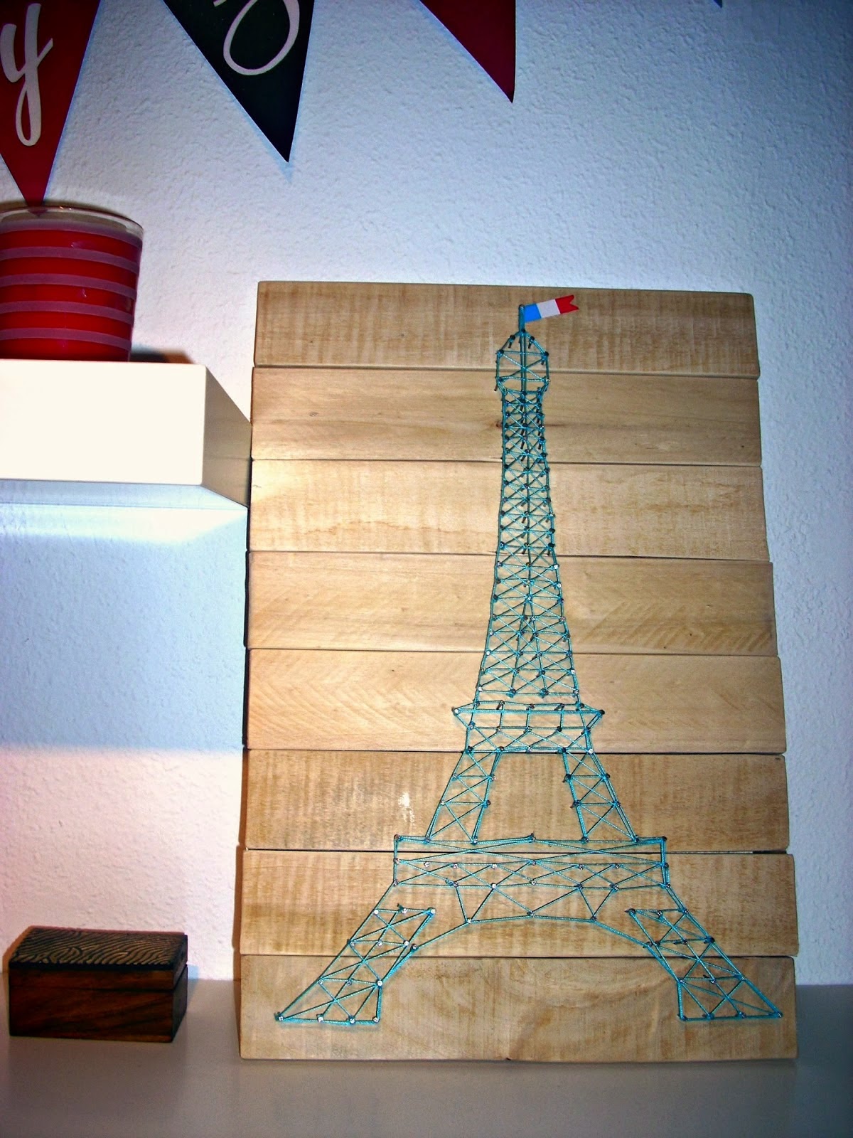 http://labuhardilladesign.blogspot.com.es/2013/11/diy-haz-una-torre-eiffel-con-hilo.html