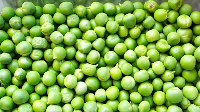 Beneficios de los guisantes frescos para la salud intestinal, propiedades antioxidantes y apoyo al control de peso