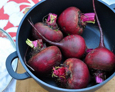 My Favorite Way to Roast Beets ♥ AVeggieVenture.com with step-by-step photos. The Beet Queen has roasted beets in so many ways. This technique? Least fuss, excellent results. Rave reviews. Currently recruiting Beet Princesses.