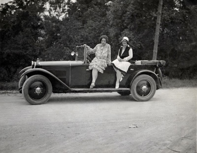 Fotografías de mujeres posando con sus coches en los años 20 y 30