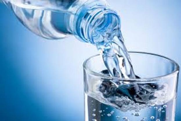 Τι είναι το «ωμό νερό» – Η νέα μόδα, ποιοι το πίνουν και γιατί οι γιατροί… τραβούν τα μαλλιά τους