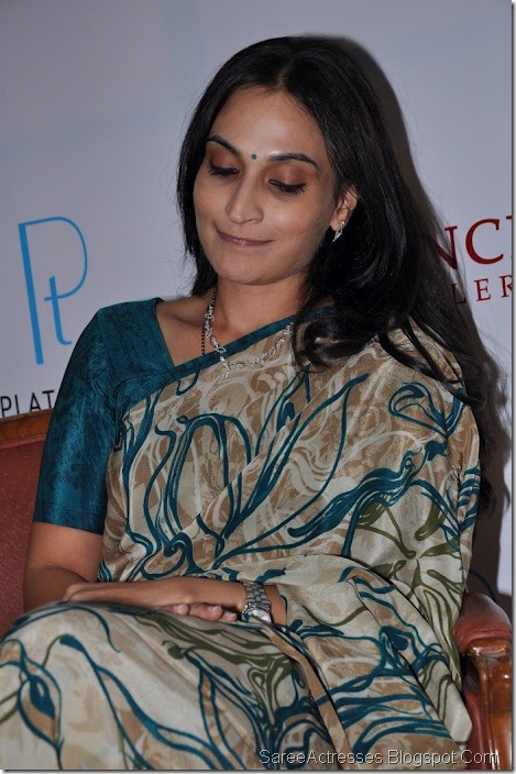 Aishwarya Dhanush hot photos in saree 3