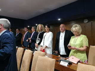 Rosa Luna y Ruth Santín en el salón de plenos del Ayuntamiento de Ponferrada (León) en el Día de La Encina