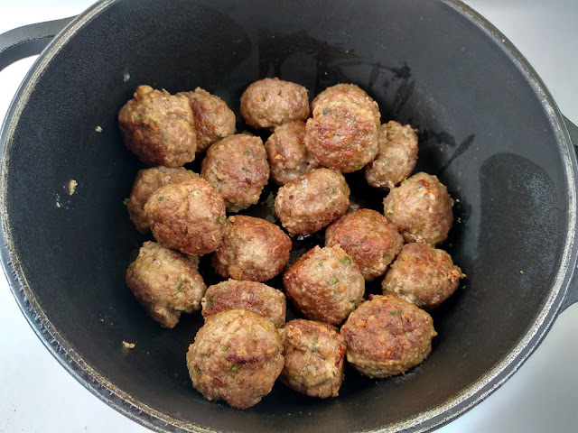 ALBONDIGAS CON PIMIENTO EN SALSA LA COCINERA NOVATA GUISO RECETA COCINA CASERA BAJO EN CALORIAS TUPPERWARE FAMILIAR CARNE PICADA COMFORTFOOD