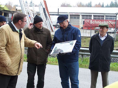 OB Kösterke, Stadtförster Herr Fischer und Herr Sigl beim Betrachten eines Luftbildes des Traunsteiner Nordens