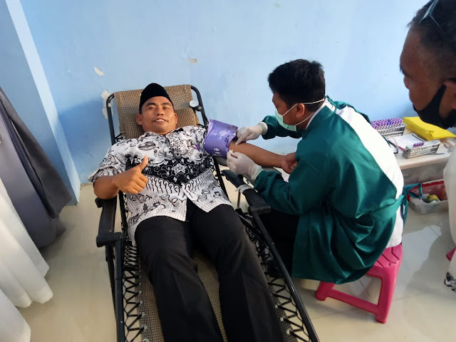 Ketua PGRI Yassiwajori Donor Darah