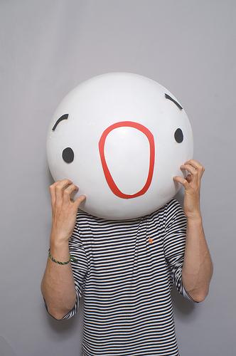 matthew nicholson fotografia divertida linguagem corporal cabeça gigante emoticons