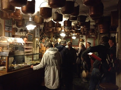 Venice, Cantina do Mori, crowd