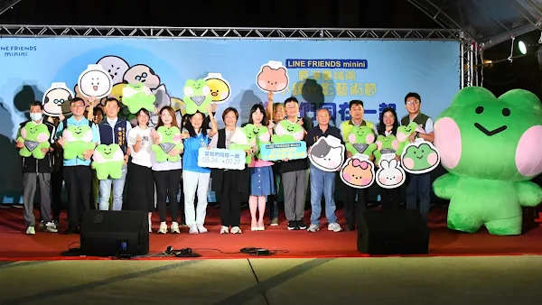▲「2025鹿港慶端陽-小鎮光影藝術節」於24日晚間於鹿港鎮舊鹿港溪水中舞台舉辦盛大開燈儀式。（彰化縣政府提供）