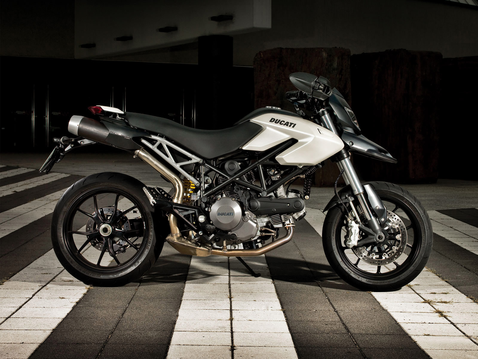 Amazing Photo: Ducati Hypermotard 796