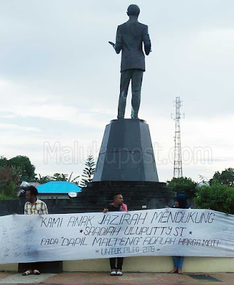 Ambon, Malukupost.com - Opsi pemindahan Daerah Pemilihan (Dapil) Politisi Partai Keadilan Sejahtera (PKS) Saadiah Uluputty dari Kabupaten Maluku Tengah (Malteng) ke Kota Ambon yang diwacanakan Dewan Pimpinan Wilayah (DPW) PKS Maluku menuai kontroversi. Hal itu terlihat dalam sebuah Aksi Solidaritas masyarakat dan mahasiswa Maluku Tengah dalam membubuhkan tandatangan di atas kain putih sepanjang 10 meter sebagai bentuk penolakan terhadap opsi tersebut. Aksi Solidaritas itu digelar di bundaran Tugu Monumen Pahlawan Nasional Dr John Leimena di pertigaan kawasan Durian Patah-Poka-Laha di Desa Poka , Kecamatan Teluk Ambon, Kamis (22/3) 