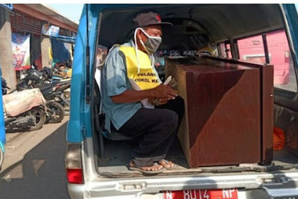 Tak Pakai Masker, Warga Probolinggo Dihukum Duduk Di Samping Peti Jenazah