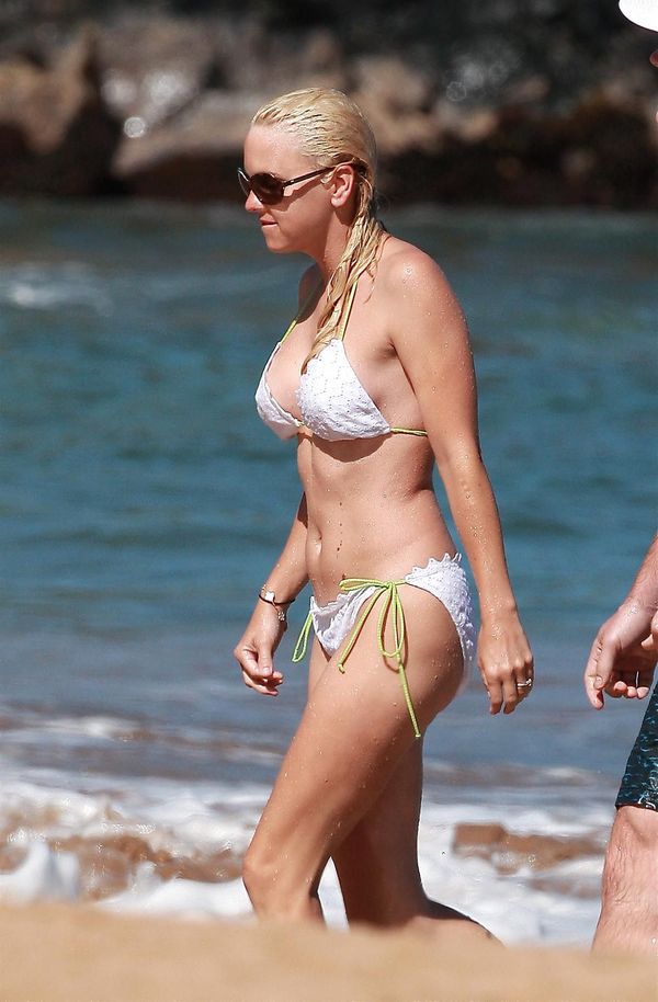 Celebrity Anna Faris bikini beach vacation candids from Hawaii