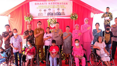  Kunker di Polres Morowali Utara. Kapolda Sulteng bagikan kursi Roda kepada penyandang disabilitas dan bansos bagi anak stunting.