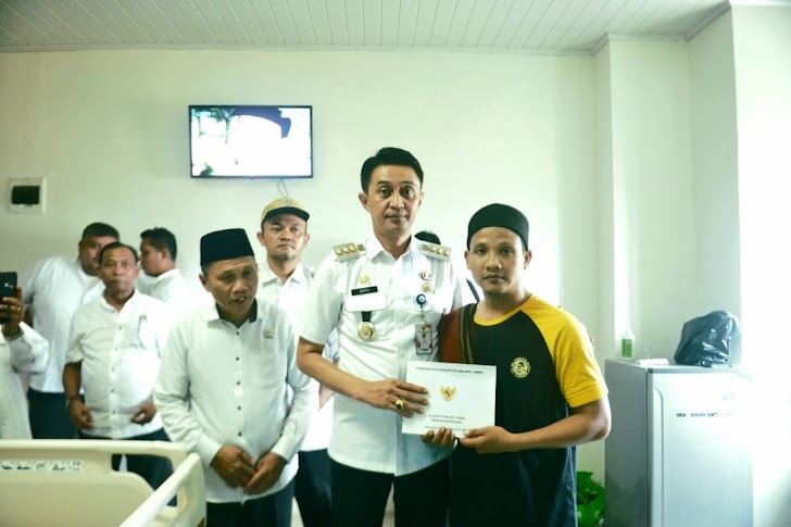  Pj Bachyuni Salurkan Bantuan Kepada Korban Lakalantas Rumah Warga Yang Ditabrak Batu Bara.