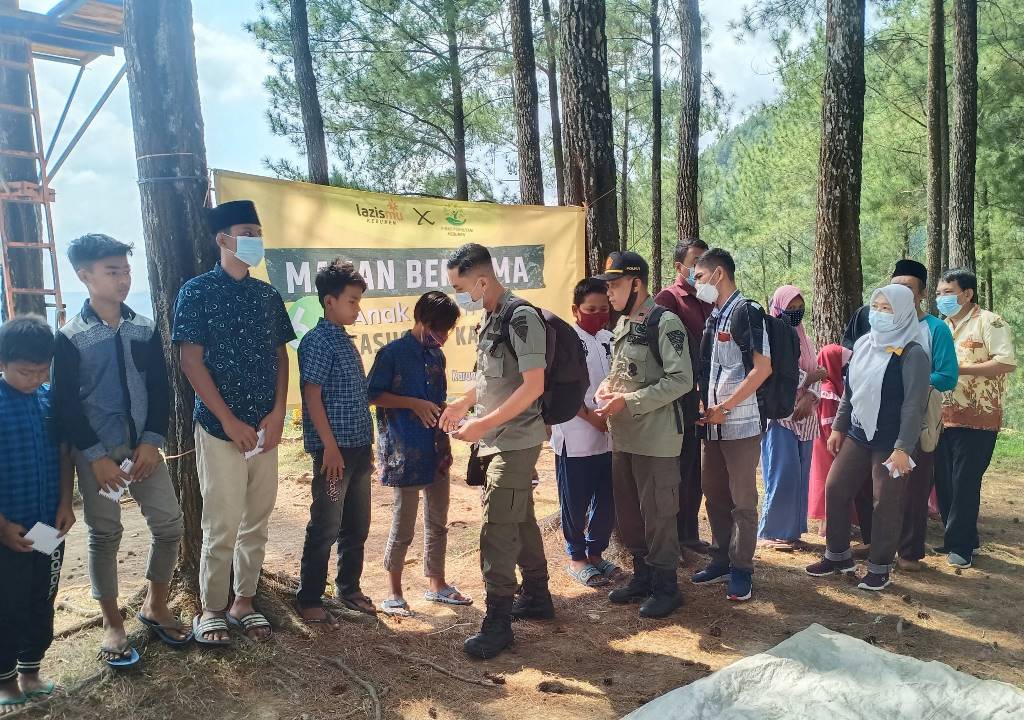 Perhutani dan Lazismu Kebumen Ajak 64 Anak Yatim Makan Bareng di Pentulu Indah