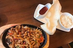 sizzling pub main meal chilli beef rice and prawn cracker 