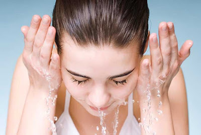  Cara membersihkan wajah dengan benar sanggup menjadi awal dari kebiasaan gres supaya wajahmu 5 Tips Membersihkan Wajah Yang Baik & Sehat