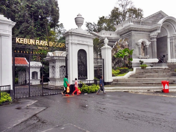 Pintu utama kebun raya bogor