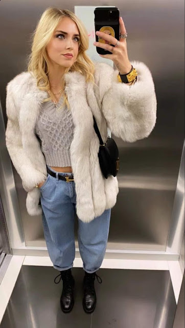 Influencer Chiara Ferragni selfie espelho elevador usando casaco pelúcia teddy jeans colete tricot