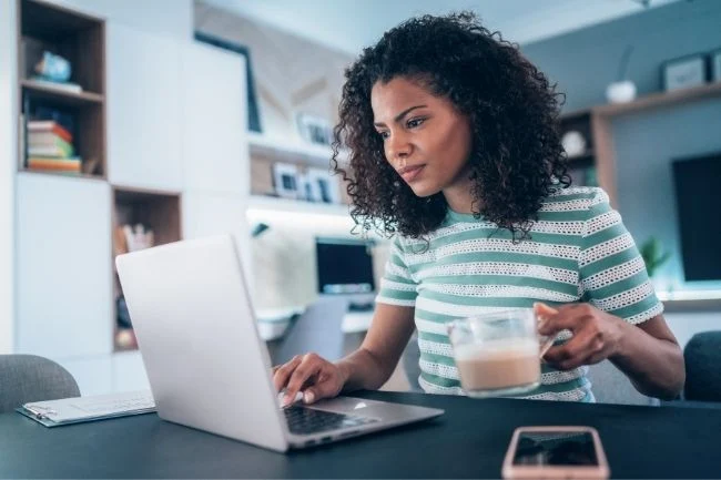 Mulher trabalhando em casa de seu home office