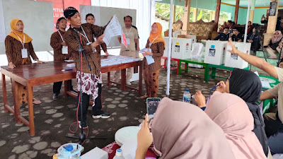 KPU Purworejo Gelar Simulasi Pemantapan Pemungutan dan Penghitungan Suara serta Penggunaan Sirekap dalam Pemilihan Umum Tahun 2024 di TPS 1 Desa Jogoresan, Kecamatan Purwodadi.