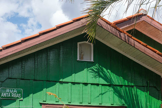 Detalhe de capelinha em casa de madeira