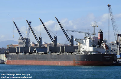 El Luminous Nova cargando clinker en Málaga