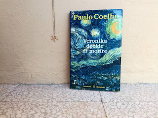 Veronika decide di morire Paulo Coelho recensione felice con un libro