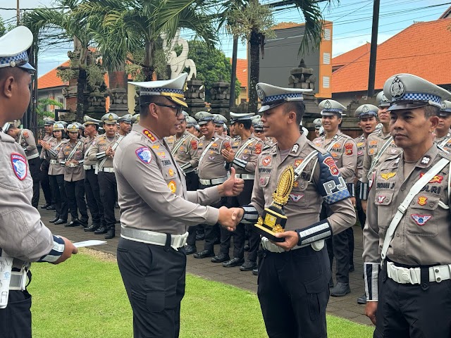 Dirlantas Polda Bali Beri Reward Personil Berprestasi