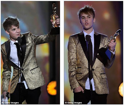 justin bieber selena gomez kiss billboard. Justin Bieber gives his award