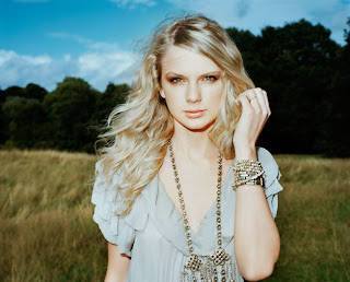 Taylor Swift wears Pebble Necklace and Jewellery