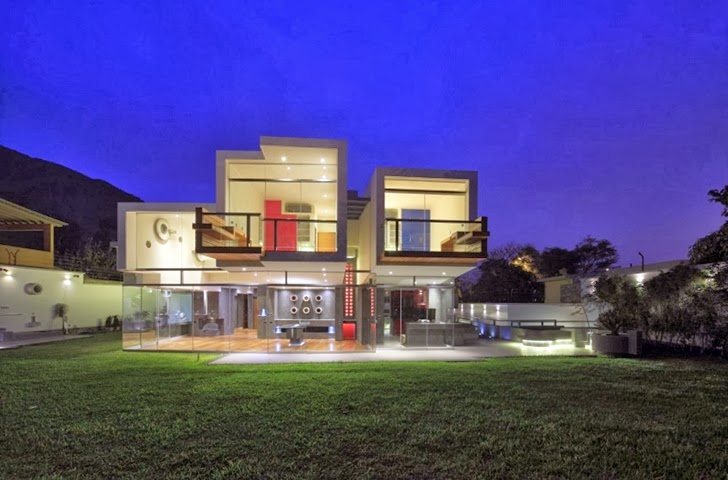 Extreme modern house by Longhi Architects at night
