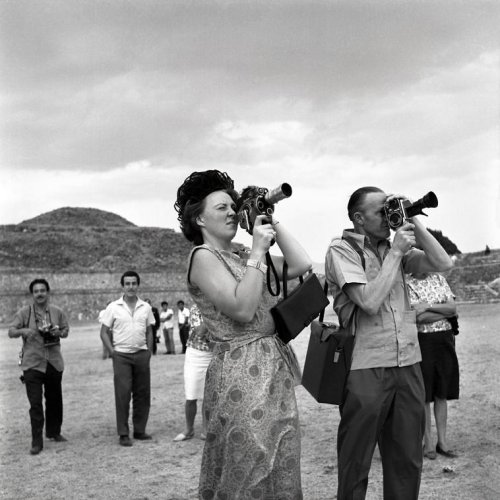 Prinses Beatrix filmt met een camera de ruïnes, Mexico, 1964