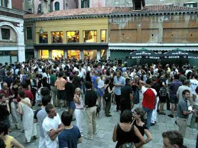Affollamento di giovani in Erbaria a Rialto, Venezia