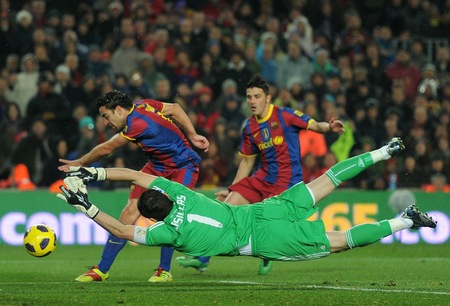 Casillas tries to stop Xavi and Villa.