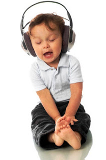 Foto gambar bayi lucu mendengarkan musik 27