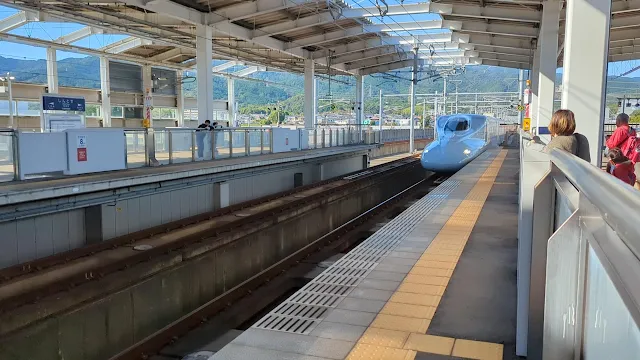 新鳥栖駅で切符を購入　新幹線さくらに乗り込みます。