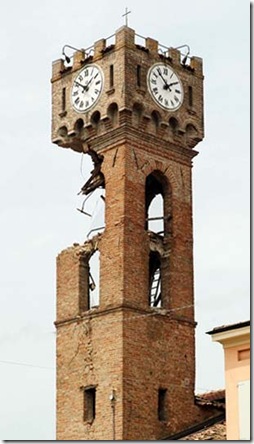 Torre orologio Novi di Modena semi-crollata per terremoto