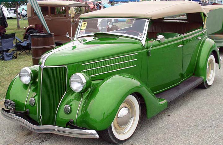 Ford 1936 convertie en automitrailleuse