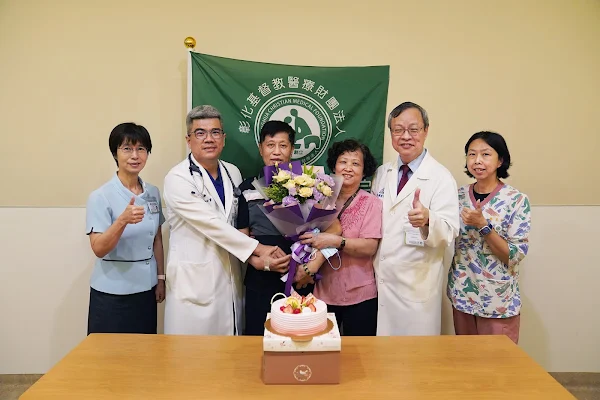 ▲員基院長李國維醫師（右二）祝賀劉男（左三）喜獲重生，並表示119的即時反應功不可沒，加上到院後的緊急醫療，拯救了病人及一個家庭。（員林基督教醫院提供）